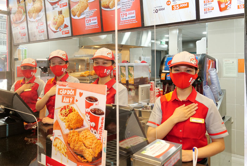 Nhân viên phục vụ nhà hàng KFC Việt Nam.