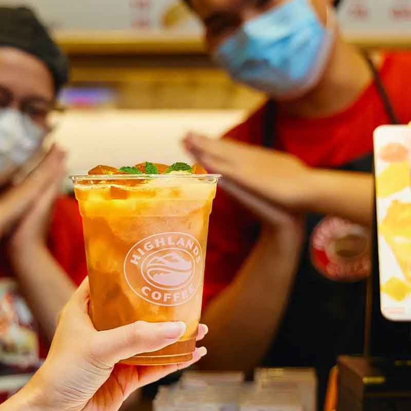 Khách hàng trẻ check-in với ly trà thạch đào Highland