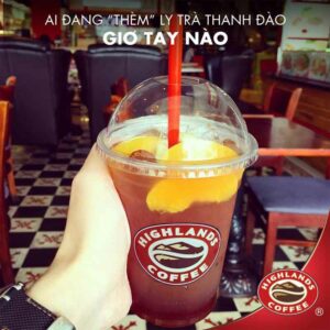 Ly trà thạch đào Highland với topping thêm